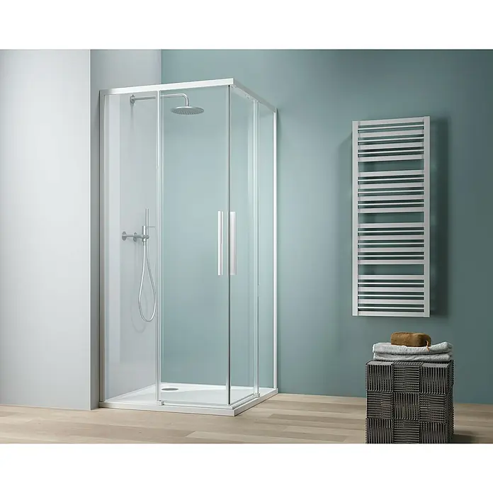 Camargue Eckdusche Tampere - L x B x H: 90 x 90 x 195 cm, Klarglas, Unbeschichtet, Weiß - Ein modernes Badezimmer mit einer klaren Duschkabine und einem stilvollen Handtuchwärmer an einer blaugrünen Wand.