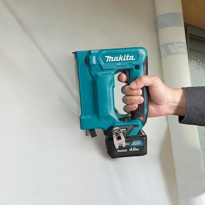 Makita Akku-Tacker ST113DSMJ12 V, 2 Akkus, 4 Ah Use Shot