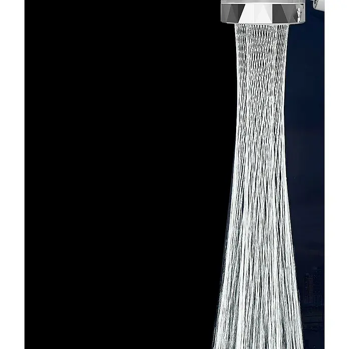 Teleducha Helix - Número de funciones: 1 ud., Cromo/Azul - Se muestra un cabezal de ducha plateado, que produce un potente chorro de agua. Las boquillas de agua están juntas, creando una lujosa experiencia de ducha.