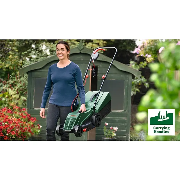 Bosch Cortacésped eléctrico Easy Rotak 32 - 1.200 W, Ancho de corte: 32 cm - Mujer cargando una cortadora de césped Bosch. El producto cuenta con prácticas asas de transporte, lo que facilita su transporte.