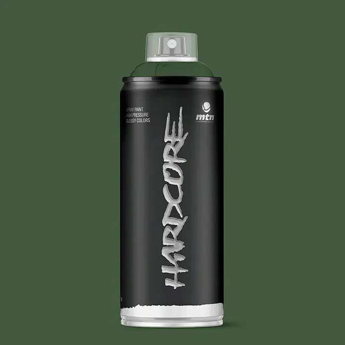 mtn Pintura decorativa en spray Hardcore - Verde bosque, Brillante, 400 ml - Un bote de aerosol MTN Hardcore en negro con letras plateadas. La imagen destaca los detalles del producto sobre un fondo verde.