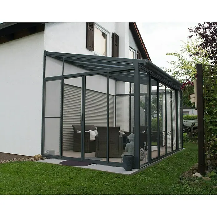 Palram – Canopia Wintergarten San Remo - B x T x H: 4,25 x 3 x 3,1 m, Anthrazitgrau - Ein moderner Wintergartenanbau mit grauen Rahmen und großen Glasflächen, der einen hellen und einladenden Raum schafft.