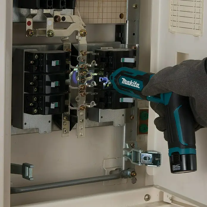 Makita Akku-Schlagschrauber TD022DSE - 7,2 V, 2 Akkus, 1,5 Ah - Der Makita Akku-Stabschrauber im Einsatz bei Elektroarbeiten. Kompakt und präzise für schwer zugängliche Stellen.