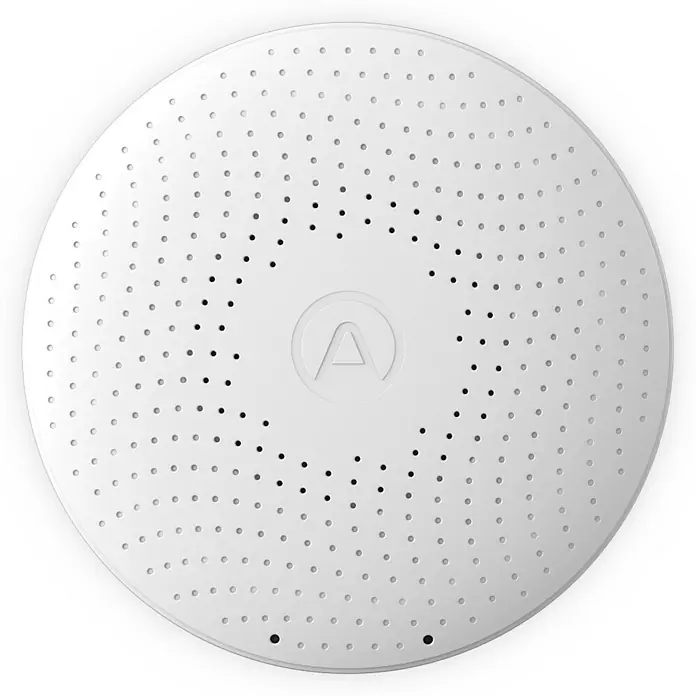 Airthings Luftqualitätsmonitor Wave Plus mit CO2- und Radonmeldung - Durchmesser: 119 mm, Batterielaufzeit: 1,5 Jahre - Das Bild zeigt eine runde, weiße Smart Home-Zentrale mit einem Muster aus kleinen Löchern und einem markanten Logo in der Mitte.