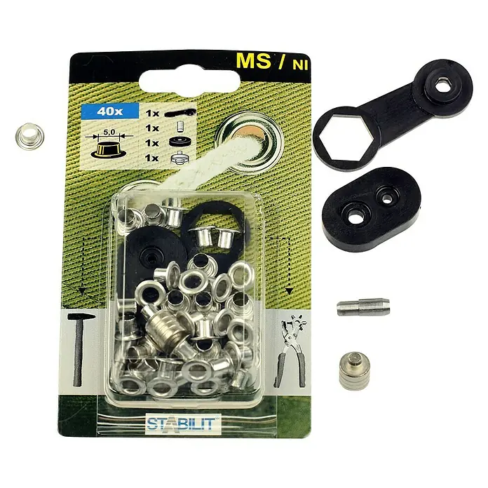 Stabilit Öse - Durchmesser: 5 mm, Vernickelt, 40 Stk. - Das Bild zeigt ein Set Ösen von Stabilit, bestehend aus 40 Stück, zusammen mit Werkzeug zur Anbringung, präsentiert auf einer grünen Verpackung.