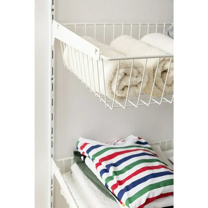Element System Drahtkorb - 35 x 80 cm, Weiß/Aluminium, Geeignet für: Schiene Classic Raster 32 - Weißes Drahtregal mit gerollten Handtüchern und gestreifter Kleidung, die auf einem weißen Regalsystem für eine organisierte Aufbewahrungslösung platziert sind.