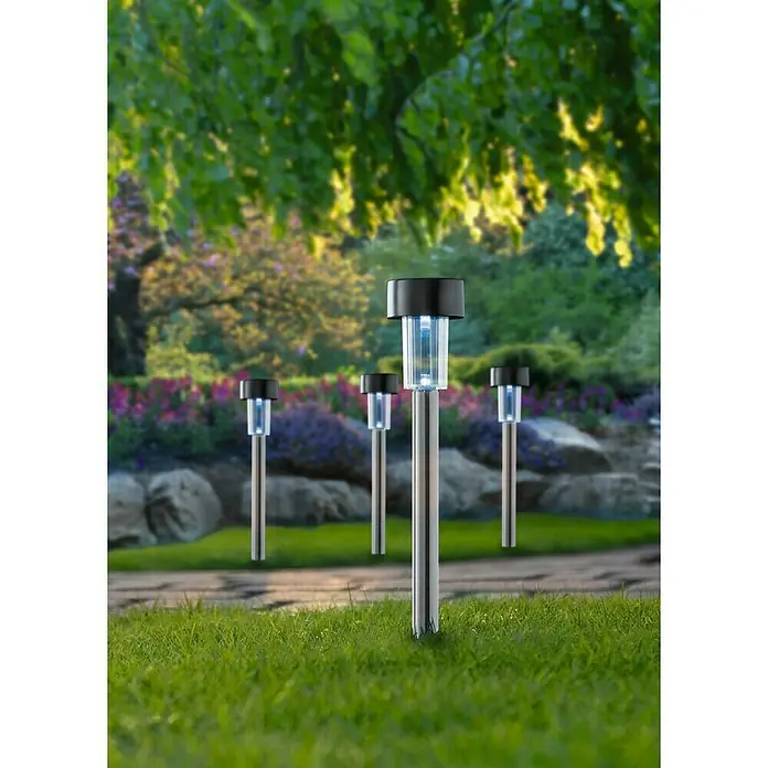 Starlux Estaca solar - 0,06 W, Plata, IP44, 4 lm - Cuatro luces solares decorativas de acero inoxidable sobre un césped, perfectas para la iluminación del jardín y crear ambiente al aire libre.