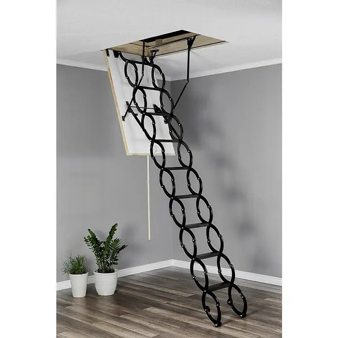 Star Stairs Scherentreppe Comfort - 70 x 60 cm, Wärmedämmung: 1,22 W/(m²K) - Eine Scherentreppe aus Metall, die aus einer Deckenöffnung heruntergelassen wird. Die Treppe ist schwarz und führt in einen Raum mit Holzboden.