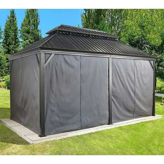 Sojag Pavillon-Seitenwände Messina - Für Sojag Pavillon Messina 12x20 - Das Bild zeigt einen geschlossenen, grauen Pavillon mit Metalldach, der auf einer Holzplattform im Grünen steht.
