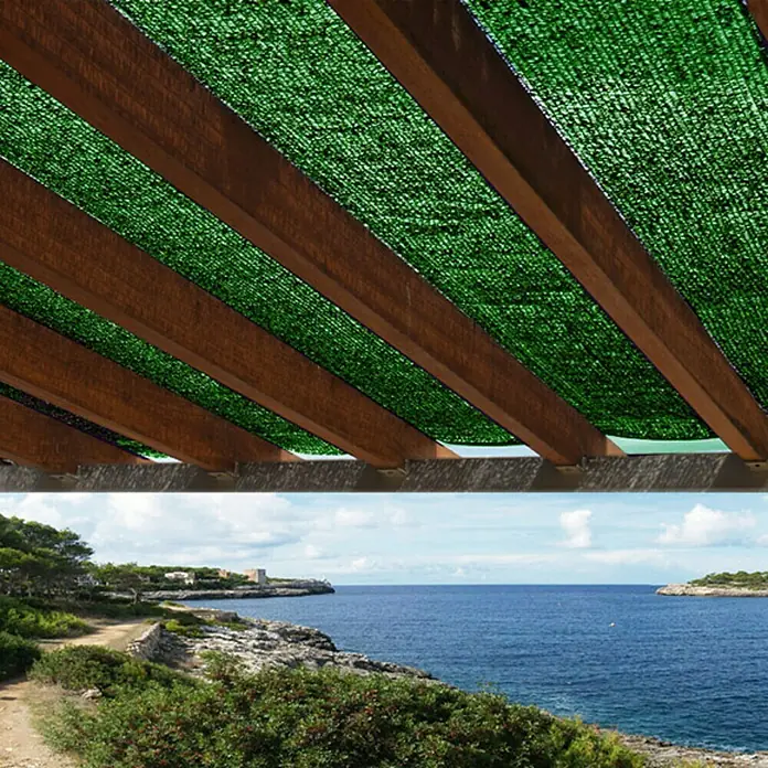 Malla sombreadora Sunnet - L x Al: 4 x 3 m, Verde - Vela de sombra verde que proporciona sombra fresca bajo una estructura de madera, perfecta para relajarse al aire libre.