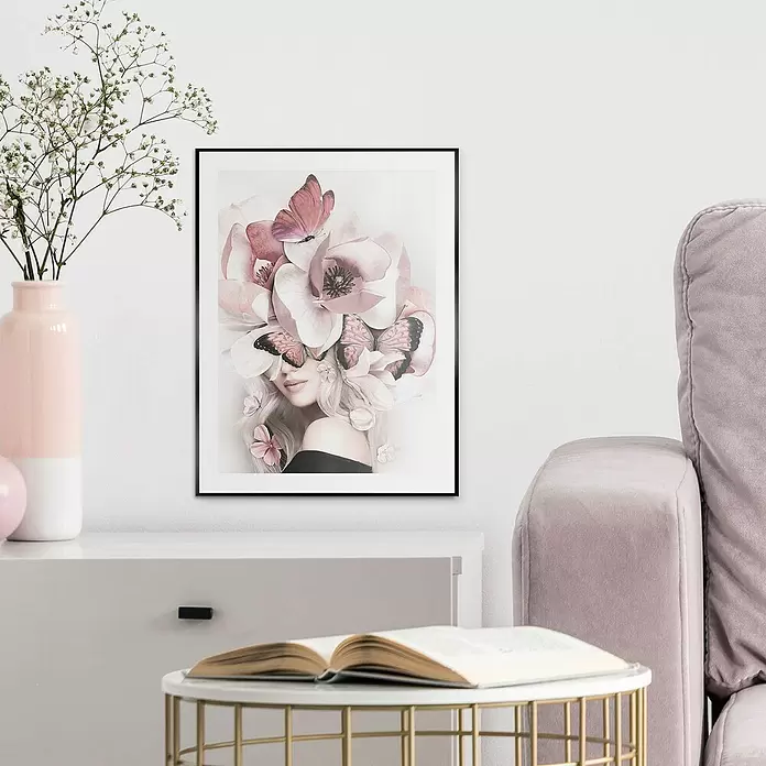 Reinders Bild Slim Frame Black - Beautiful, B x H: 30 x 40 cm - Schwarz gerahmter Kunstdruck einer Frau mit rosa Blumen und Schmetterlingen, ausgestellt in einem Wohnraum.