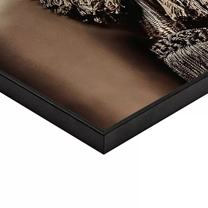 Reinders Bild Slim Frame Black - African Beauty, B x H: 50 x 70 cm - Schwarz gerahmtes Kunstwerk mit einer Detailaufnahme von brauner Haut und strukturiertem goldenem Stoff.
