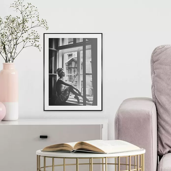 Reinders Bild Slim Frame Black - Daydreamer, B x H: 30 x 40 cm - Gerahmtes Schwarz-Weiß-Foto einer Ballerina, die an einem Fenster sitzt, auf einer weißen Kommode in einem modernen Wohnzimmer.