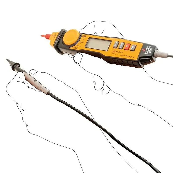 Xindar Multímetro digital tipo lápiz DPEN600 - Número de polos: 2 ud., Medición de frecuencia, IP20 - Primer plano de un multímetro tipo bolígrafo XINDAR DPEN00031 sostenido por manos, que muestra un etiquetado y controles claros.