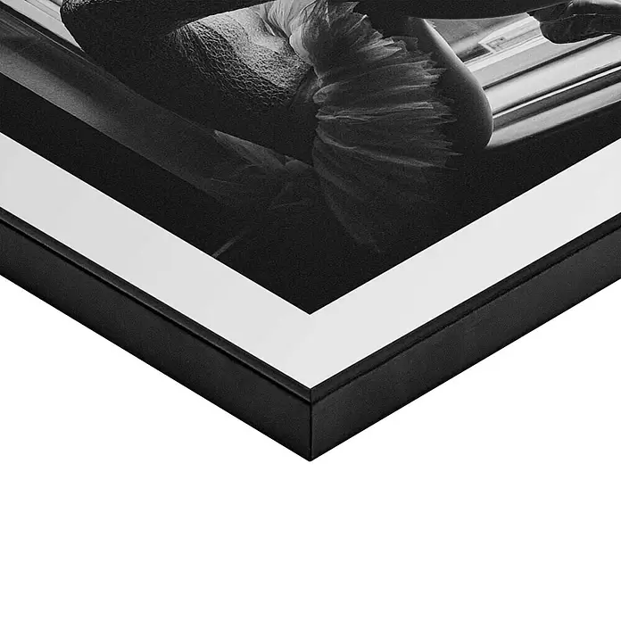 Reinders Bild Slim Frame Black - Daydreamer, B x H: 30 x 40 cm - Schwarzer Bilderrahmen mit weißem Passepartout, der ein Schwarz-Weiß-Bild hält. Von unten aufgenommen, die Tiefe des Rahmens betonend.