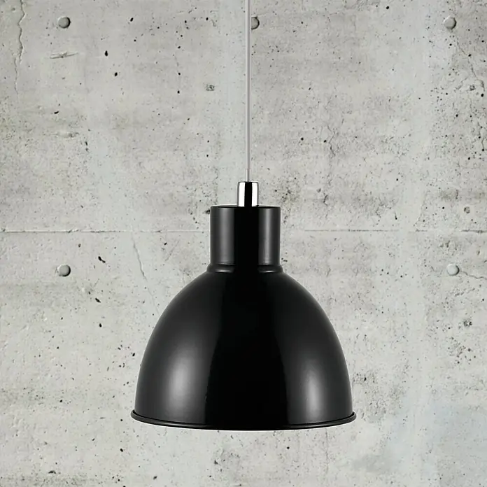 Nordlux Lámpara colgante redonda Pop - 60 W, Ø x Al: 21,5 x 23 cm, Negro, E27 - Lámpara colgante negra contra una pared de hormigón. Su elegante diseño la convierte en un punto de atracción en cualquier habitación.