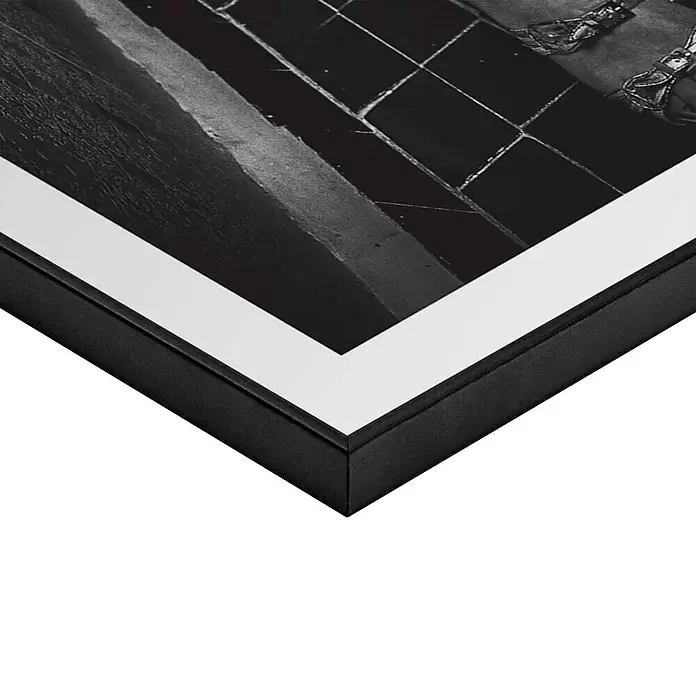 Reinders Bild Slim Frame Black - Toilet Picture, B x H: 50 x 70 cm - Ein gerahmtes Schwarz-Weiß-Bild mit schwarzem Rahmen und weißem Passepartout, aus einem Eckwinkel betrachtet.