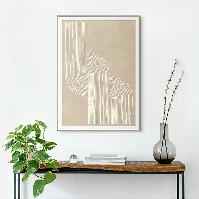 Reinders Bild Slim Frame Wood - Sandy Knot, B x H: 50 x 70 cm - Abstraktes Kunstplakat mit weißen Linien auf beigem Grund, hellholzgerahmt, über einer Konsole hängend.