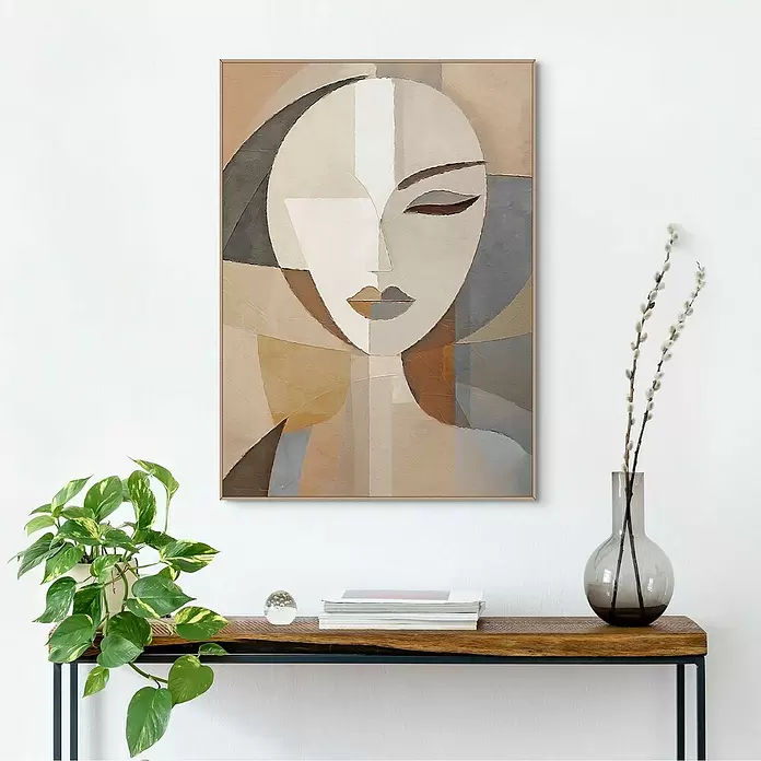 Reinders Bild Slim Frame Wood - Natural Essence, B x H: 50 x 70 cm - Abstraktes kubistisches Gemälde eines Frauengesichts in gedämpften Beige-, Grau- und Brauntönen, gerahmt an einer Wand.