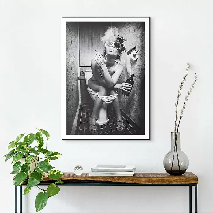 Reinders Bild Slim Frame Black - Toilet Picture, B x H: 50 x 70 cm - Gerahmte Schwarz-Weiß-Wandkunst einer Frau in Lockenwicklern und Sonnenbrille, rauchend auf einer Toilette mit Flasche, über Konsole ausgestellt.