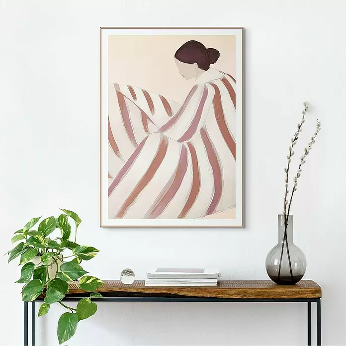 Reinders Bild Slim Frame Wood - Striped Figure, B x H: 50 x 70 cm - Gerahmter Kunstdruck einer Frau in gestreifter Kleidung, an einer Wand hängend.