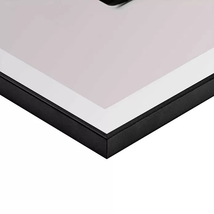 Reinders Bild Slim Frame Black - Beauty Bottle, B x H: 50 x 70 cm - Untere Ecke eines schwarzen Bilderrahmens mit weißem Passepartout und hellrosa Druck.