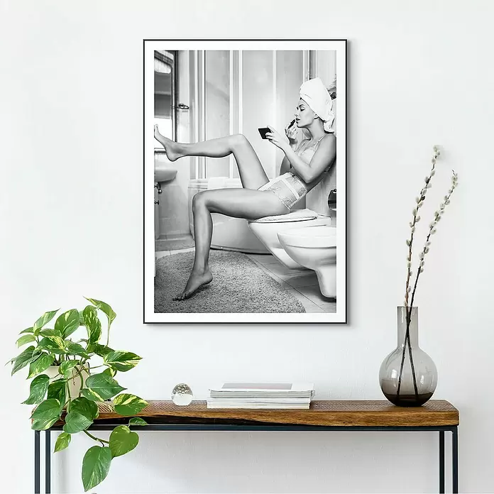 Reinders Bild Slim Frame Black - Getting Dressed, B x H: 50 x 70 cm - Gerahmter Schwarz-Weiß-Kunstdruck einer Frau in Dessous und Handtuch, die sich im Badezimmer schminkt.