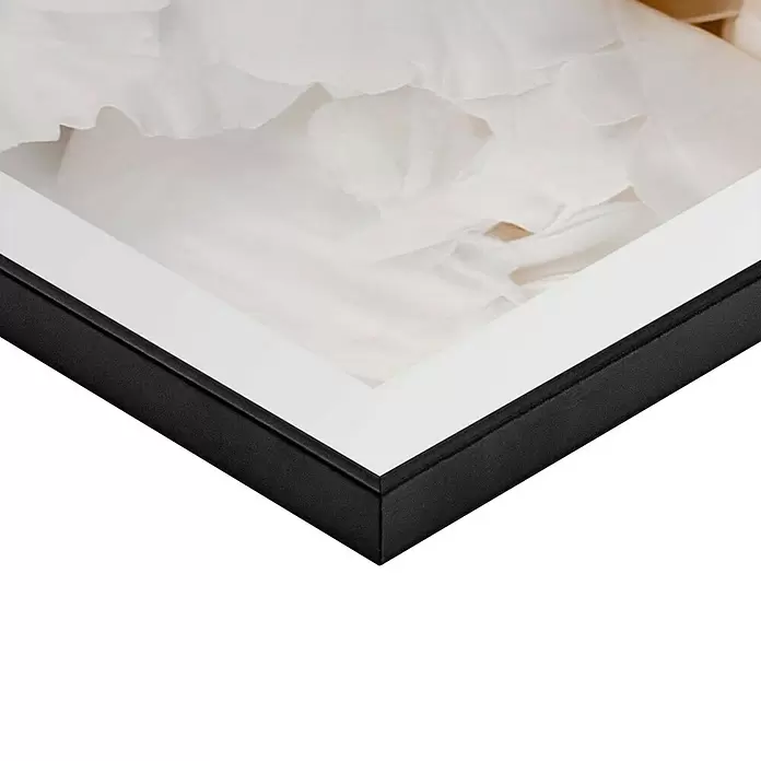 Reinders Bild Slim Frame Black - White Roses, B x H: 50 x 70 cm - Schwarzer Bilderrahmen mit weißem Passepartout, zeigt einen Druck aus weichem, gerafftem weißen Stoff.