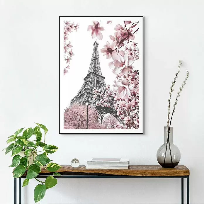 Reinders Bild Slim Frame Black - Spring in Paris, B x H: 50 x 70 cm - Ein gerahmter Druck des Eiffelturms mit rosa Magnolienblüten über einem Konsolentisch.