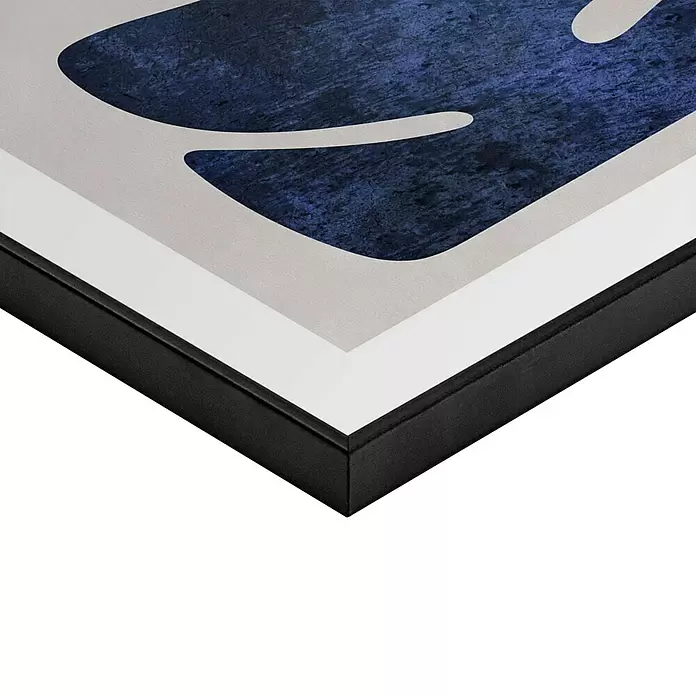 Reinders Bild Slim Frame Black - Resemblance Blue, B x H: 30 x 40 cm - Eckansicht eines schwarz gerahmten Drucks mit weißem Passepartout und abstrakter blauer Kunst.