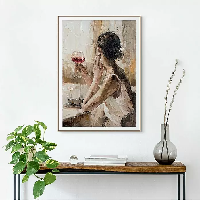 Reinders Bild Slim Frame Wood - Drinking Wine, B x H: 50 x 70 cm - Gerahmtes Gemälde einer Frau mit Weinglas, über einer Holzkonsole mit Pflanzen und Büchern.