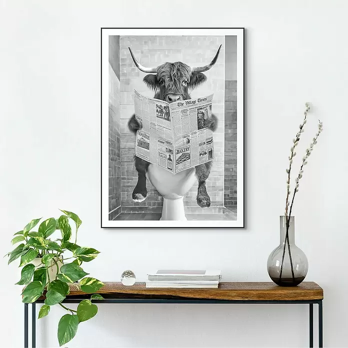 Reinders Bild Slim Frame Black - Highlander Toilet, B x H: 50 x 70 cm - Gerahmter Kunstdruck: Ein Hochlandrind liest auf einer Toilette Zeitung.