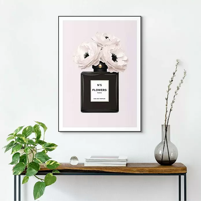 Reinders Bild Slim Frame Black - Beauty Bottle, B x H: 50 x 70 cm - Gerahmter Kunstdruck mit schwarzem Parfümflakon und weißen Blumen auf hellrosa Hintergrund, ausgestellt über einer Holzkonsole.