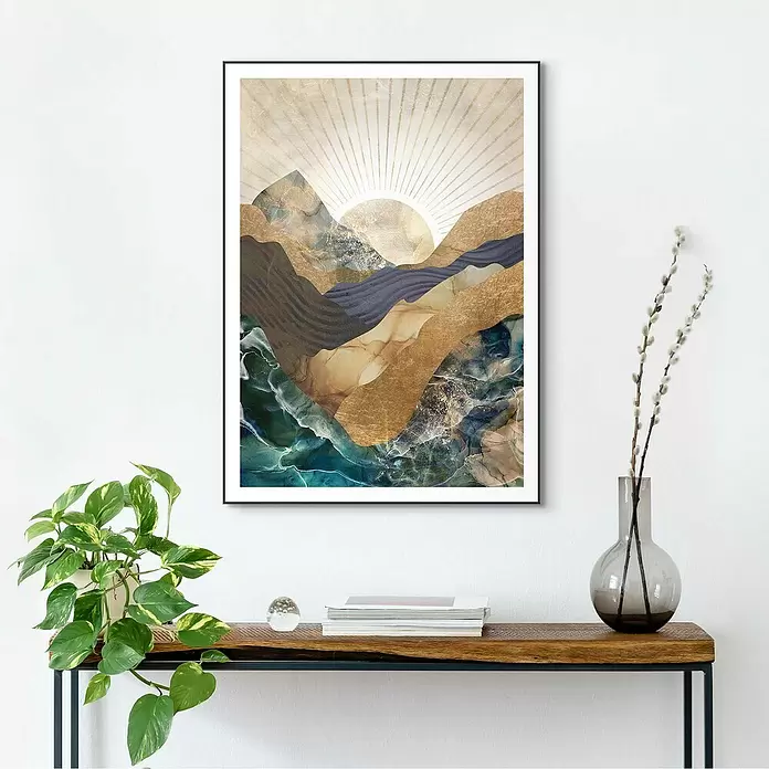 Reinders Bild Slim Frame Black - Autumn Mountains, B x H: 50 x 70 cm - Gerahmter abstrakter Kunstdruck mit gold-blau-grünen Bergen und strahlender Sonne, über einem Holztisch.