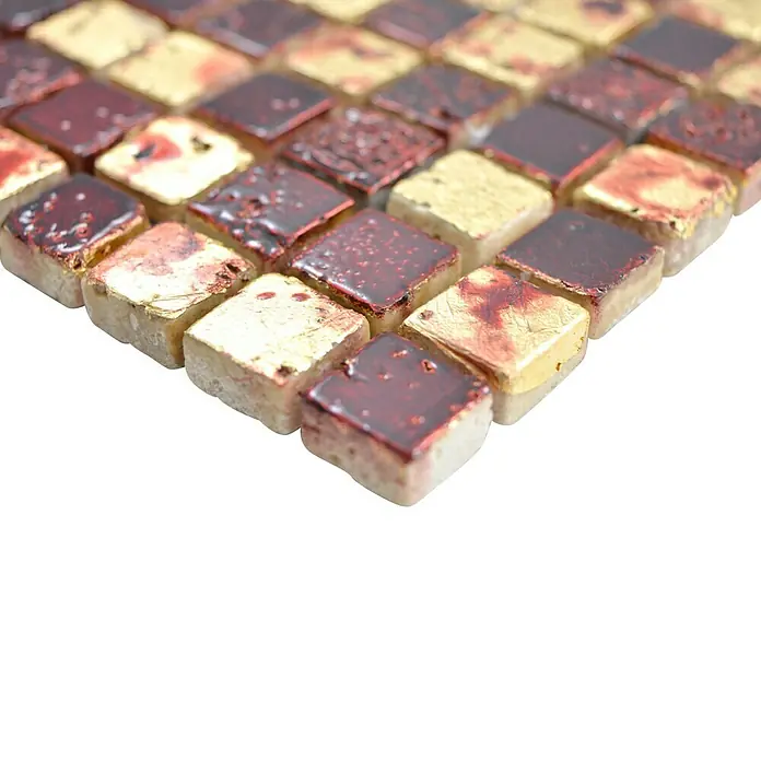 Mosaikfliese Quadrat XAM 67 - 30 x 30 cm, Gold/Rot, Glänzend - Nahaufnahme von roten und goldenen Mosaikfliesen, die ein elegantes und luxuriöses Erscheinungsbild für die Inneneinrichtung bieten.