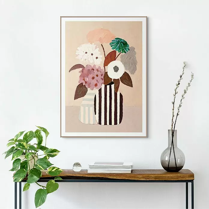 Reinders Bild Slim Frame Wood - Natural Setting, B x H: 50 x 70 cm - Gerahmter Kunstdruck mit farbenfrohem Blumenbild in zwei gestreiften Vasen, an einer hellen Wand über einem Konsolentisch.