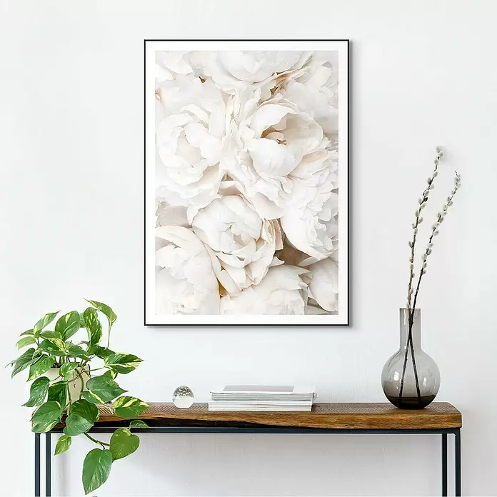 Reinders Bild Slim Frame Black - White Roses, B x H: 50 x 70 cm - Gerahmter Kunstdruck mit Nahaufnahme von üppigen weißen Pfingstrosen, über einem Holztisch ausgestellt.