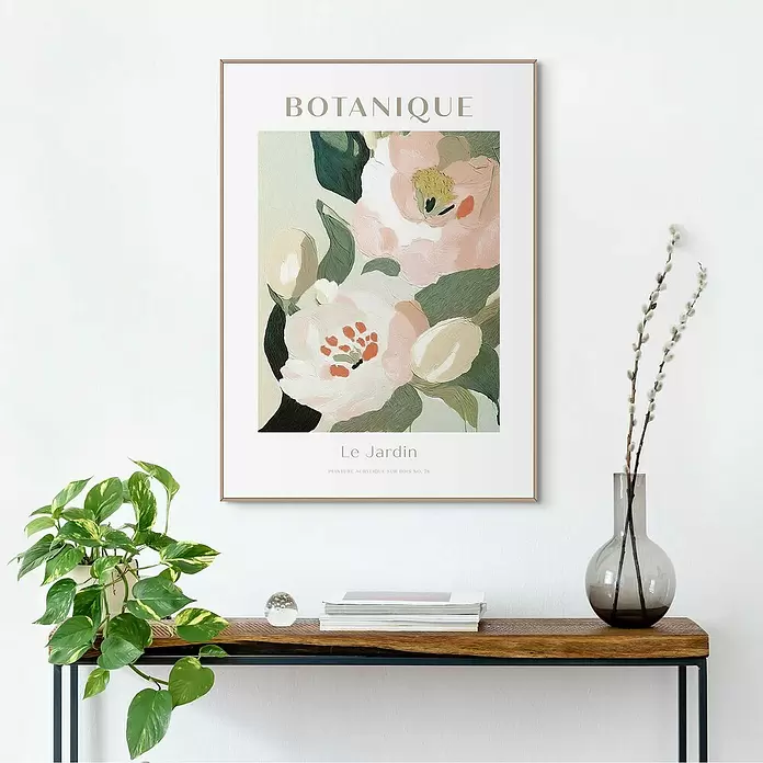 Reinders Bild Slim Frame Wood - Botanique, B x H: 50 x 70 cm - Ein gerahmter botanischer Druck mit rosa-weißen Blumen und Text "BOTANIQUE" und "Le Jardin" hängt über einem Konsolentisch.