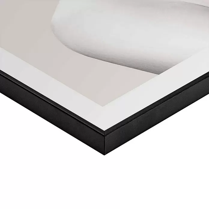Reinders Bild Slim Frame Black - Floral Lady Sweet, B x H: 50 x 70 cm - Schwarz gerahmtes Bild mit weißem Passepartout, das ein abstraktes beiges und weißes Motiv zeigt.
