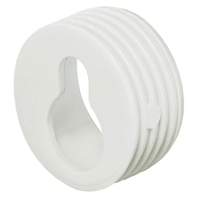 Suki Ojal de suspensión - 20 mm, Plástico - Primer plano de un manguito de tubo de plástico blanco acanalado con una abertura en forma de lágrima para montaje en pared.