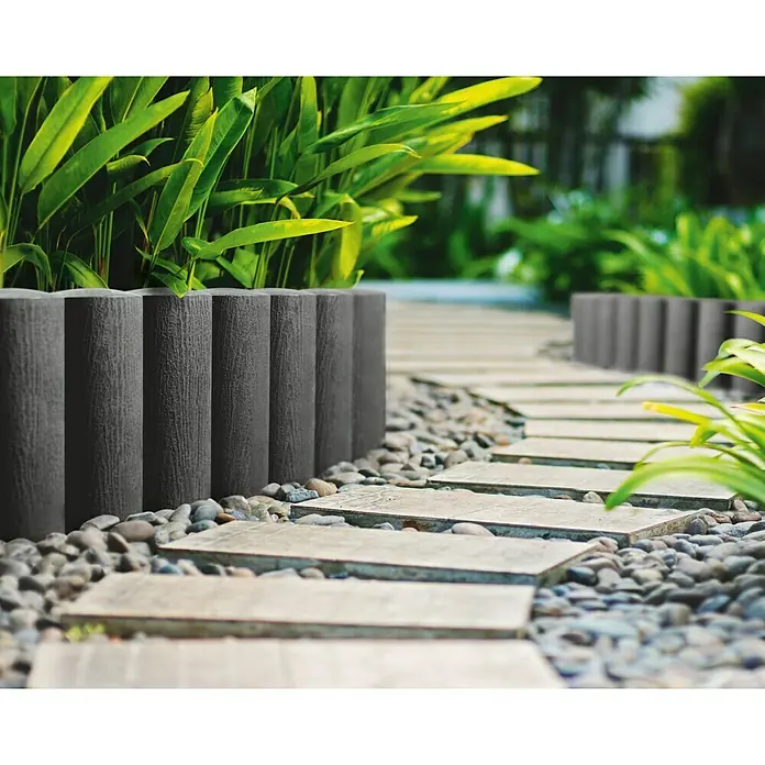 Palisade - L x H: 2,3 m x 145 mm, Anthrazit, Kunststoff - Eingefasster Gartenweg mit Steinen und Betonplatten. Die dunklen Beetumrandungen heben die Pflanzen und den Weg hervor.