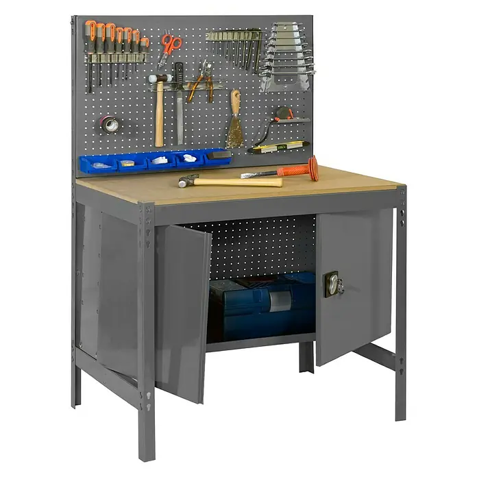 Simonrack Simonwork Werkbank BT2 Cabinet 1200 - L x B: 61 x 121 cm, Arbeitshöhe: 144,5 cm, Belastbarkeit: 600 kg, Grau - Ein grauer Werkstatttisch mit Werkzeugen an der Rückwand und Stauraum unter der Arbeitsfläche, ideal für Heimwerker und Profis.