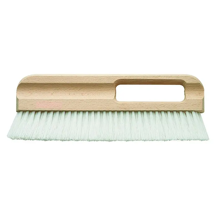 Cepillo para empapelar Fibras sintéticas - L x An: 300 x 25 mm - Un cepillo con cerdas claras y un mango de madera marrón claro con un recorte para facilitar el agarre.