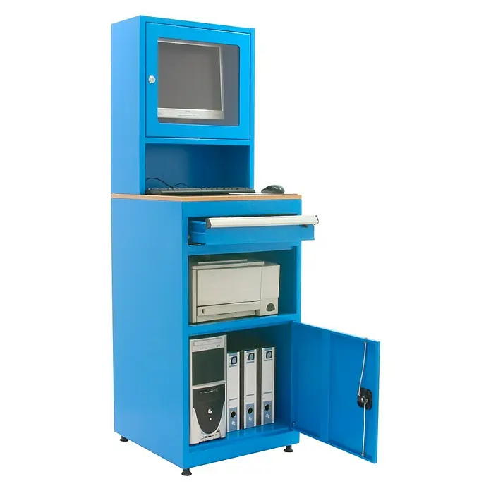 Simonrack Simonlocker Armario multiusos metálico Computer con repisa - L x An x Al: 57 x 56 x 170 cm - Estación de trabajo azul con monitor, teclado, ratón, impresora, PC y archivadores. El armario tiene una puerta abierta.