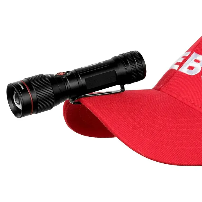 Nebo Tools Redline Linterna Flex450 - 2,9 x 2,9 x 10,7 cm, 80 lm - 450 lm - Una lámpara frontal sujeta al ala de una gorra roja. Una forma práctica de mantener las manos libres sin dejar de ver.