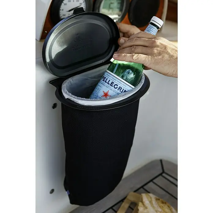 Yachticon Flextrash Wandhalterung Saugnapf - Passend für: Yachticon Mülleimer Flextrash, Klemmen - Aufnahme eines FlexiBin Müllbehälters mit einer San Pellegrino-Flasche, die von einer Hand in den Abfallbehälter gelegt wird.