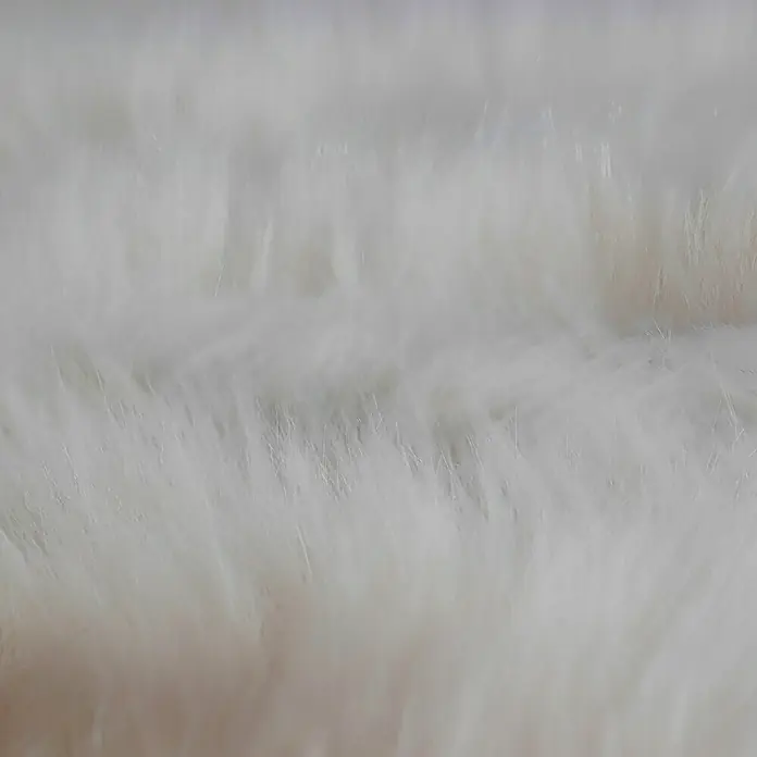 Lammfell - Beige, Länge: 90 cm, 100 % Echtfell - Detailaufnahme eines flauschigen, weißen Teppichs, der ein Gefühl von Komfort und Wärme vermittelt. Perfekt für eine gemütliche Atmosphäre.