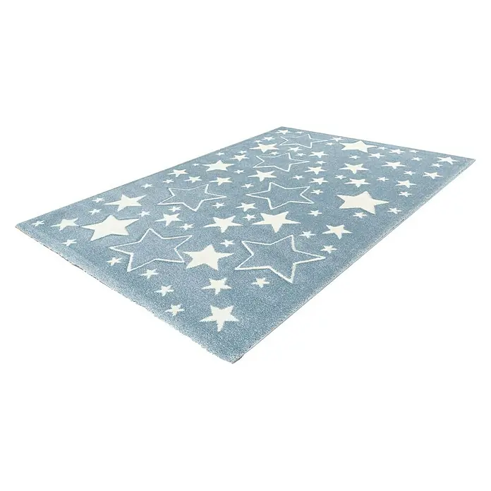 Kayoom Kinderteppich Sterne - Blau, 150 x 80 cm, 100 % Polypropylen - Ein rechteckiger, hellblauer Teppich mit weißen Sternenmustern in verschiedenen Größen sorgt für eine verspielte Note im Raum.