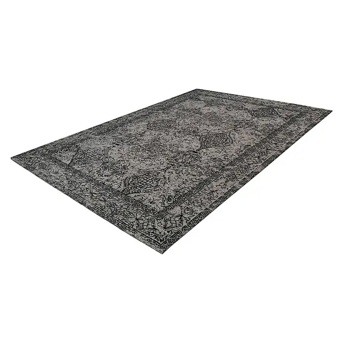 Kayoom Kurzflorteppich Iglesia - Grau/Schwarz, 290 x 200 cm, 100 % Polyester - Ein detailreicher, grauer Teppich mit orientalischem Muster liegt auf einem schwarzen Untergrund. Das florale Design verleiht ihm eine edle Note.