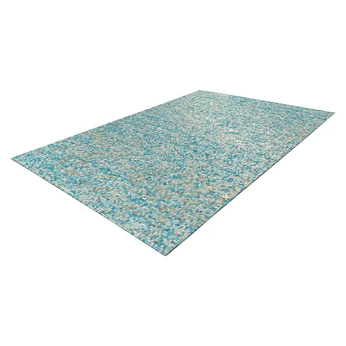 Kayoom Lederteppich Finish - Türkis, 290 x 200 cm, 100 % Leder - Ein rechteckiger Teppich mit einem Mosaikmuster aus verschiedenen Blautönen und goldenen Akzenten auf schwarzem Hintergrund.